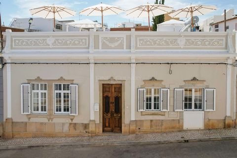 Ein einzigartiges Juwel im Zentrum der traditionellen malerischen Stadt Fuseta. Verloren in der Zeit in den gepflasterten Straßen dieser aufstrebenden Stadt. Ganz in der Nähe des Flughafens Faro und nur wenige Gehminuten vom Praia dos Tesos, dem Bahn...