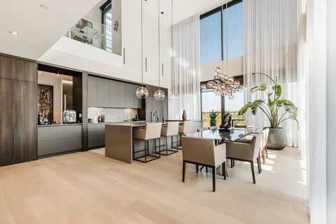 Entdecken Sie ein außergewöhnliches Penthouse im Herzen des Projekts Laval-sur-le-Lac, in dem Luxus, moderner Komfort und Gelassenheit zusammenkommen. Dieses exklusive 2.639 m² große Anwesen, das sich über zwei Etagen erstreckt, lädt Sie ein, einziga...