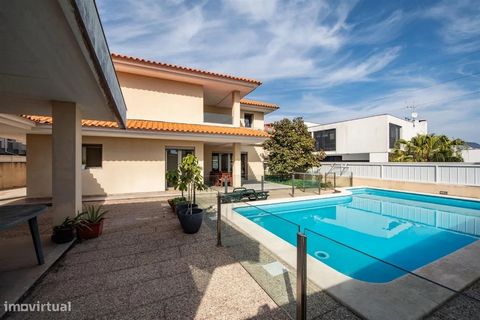 Moradia T5 de Luxo com Piscina na Praia da Barra, Gafanha da Nazaré Descubra esta espetacular moradia T5 localizada na prestigiada zona da Praia da Barra. Com uma arquitetura moderna e acabamentos de qualidade superior, esta residência oferece todo o...