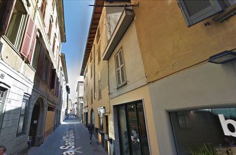 Bergamo - vicino a Piazza Pontida - proponiamo in vendita box singolo meccanizzato. Grazie alla sua dimensione, il locale risulta perfetto per ospitare un'auto di medie dimensioni. La sua posizione strategica, a pochi passi dalle principali vie di co...