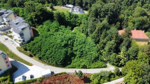 Deze uitzonderlijke woning is gelegen in Viktring, een van de meest gewilde wijken van Klagenfurt am Wörthersee. De rustige en natuurlijke omgeving biedt een perfect toevluchtsoord uit het hectische stadsleven en tegelijkertijd uitstekende verbinding...