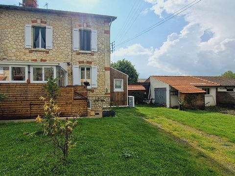 TONNAY CHARENTE centre, maison de ville avec jardin et garage en très bon état à seulement quelques minutes à pieds de tous les commerces et services. Chauffage central par pompe à chaleur de 2023, double vitrage PVC, cuisine aménagée et équipée, une...