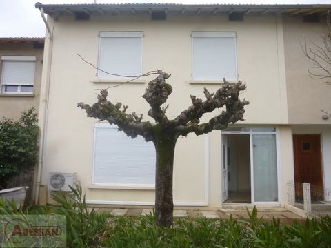 TARN (81) Te koop in St Juery, huis met uitgang, aan de rand van Albi. Dit herenhuis met 2 verdiepingen (begane grond + 1 verdieping) ligt op een vlak, omheind en bebost terrein. De begane grond omvat een inkomhal, zeer lichte woonkamer, keuken, slaa...