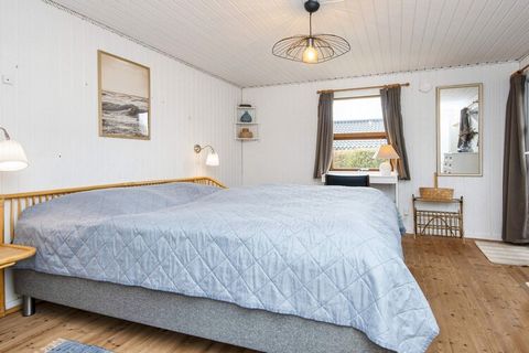 Ferienhaus in Bork Havn, nur ca. 300 m vom Ringkøbing-Fjord entfernt. Das Haus ist praktisch eingerichtet, wobei jeder Quadratmeter optimal ausgenutzt wird. Der offene Küchen- und Wohnbereich des Ferienhauses wird im Urlaub zum natürlichen Treffpunkt...