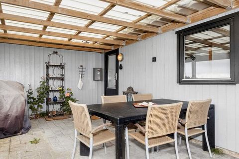 Ferienhaus in der Nähe des Eskov Strandparks, nur ca. 300 m von Limjorden mit kinderfreundlichem Strandufer entfernt. Der Garten des Ferienhauses bietet reichlich Gelegenheit, den Urlaub in aller Ruhe zu genießen. Darüber hinaus gibt es mehrere gemüt...