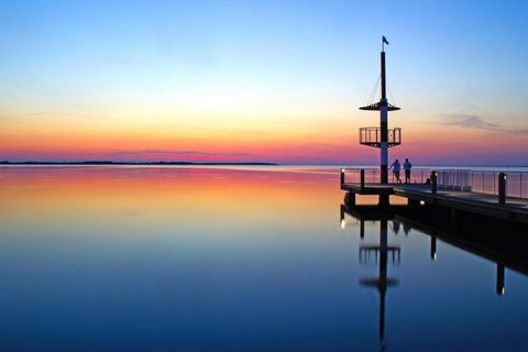 Dit heerlijke vakantiepark heeft een eigen lido direct aan de oevers van Müritz, bekend als de Kleine Zee van Duitsland. Het ligt in het pittoreske havendorp Müritz in Rechlin en biedt directe toegang tot prachtige zandstranden en de adembenemende na...