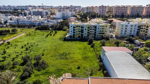 Grond met een totale oppervlakte van 2.624 m2 en 1.649 m2 bruto bouwoppervlakte. Ideaal voor studentenresidenties gezien de nabijheid van de Universiteit van Algarve (2 km). Met PIP goedgekeurd voor onderverdeling voor de creatie van 1 perceel (4 ver...