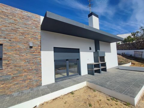 Apresentamos-lhe esta moradia de estilo contemporâneo,num lote de terreno de 715m2, localizada em Mafra. A moradia é constituída por hall de entrada, dois Quartos, WC de apoio aos quartos, suite com closet, sala com 46 m2 e cozinha equipada com 46m2 ...