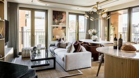 This exquisite 3-bed penthouse has been interior designed by Olivia Alexandra Interior Design, embodying timeless luxury and sophistication in the heart of Soho. Located mere moments away from a plethora of globally celebrated venues, such as Micheli...