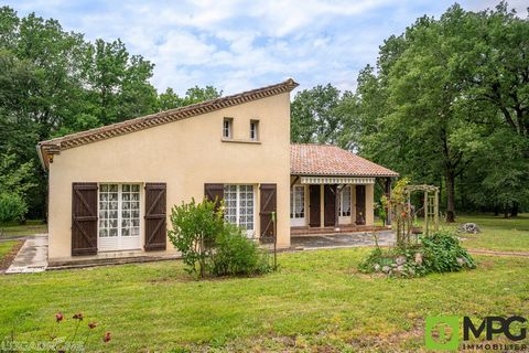 In der Stadt ANTHE, 25 Minuten von Villeneuve sur Lot und 10 Minuten von Montaigu de Quercy entfernt, auf dem Land, besteht dieses sehr funktionale Haus von ca. 150 m2 aus dem Jahr 1976 auf einer Ebene aus einem Eingang, Wohnzimmer mit Kamin und Zuga...