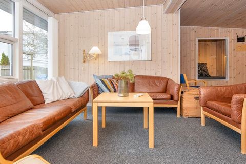 Grand chalet bien situé avec bain tourbillon et sauna. La maison est située dans un jardin clos où l'on peut jouer à des jeux de ballon et d'autres jeux. Il y a aussi une terrasse en bois, un barbecue et un coin repas à l'extérieur, afin que chacun p...