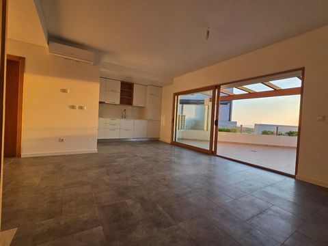 Moradia T2 +1 (arrumos na garagem), geminada com vista de mar, localizada numa aldeia pacata, próxima da praia (a 700 metros a pé), a cerca de 6 km da vila da Ericeira. Esta moradia é composta por: - Piso 0 com sala e cozinha em open space, equipada ...