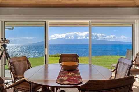 Alaeloa 26 ist eine seltene, sehr begehrte, eigenständige Residenz am Meer mit atemberaubendem Meerblick und Blick auf die Nachbarinsel Molokai. Es handelt sich um eine Residenz mit zwei Schlafzimmern und zweieinhalb Bädern und einem großen grünen Ra...