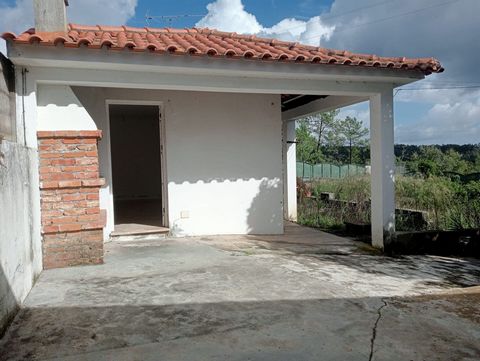 Excelente oportunidade de investimento se o que procura é rentabilidade e valorização! Moradia T2 com uma área de 129 metros quadrados, localizada na Rua do Carrascal, Seiça, Ourém, distrito de Santarém. Localizada numa zona calma e tranquila e com b...