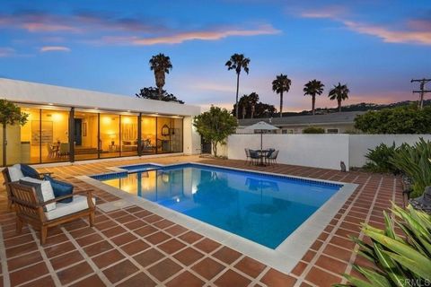 In idealer Lage im prestigeträchtigen Viertel La Jolla Shores erwartet Sie dieses stilvolle, moderne einstöckige Haus aus der Mitte des Jahrhunderts, nur drei Blocks vom Sand, der Brandung und den Sonnenuntergängen am La Jolla Shores Beach entfernt. ...