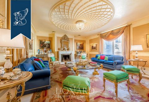 This prestigious luxury building, located between the Spanish Steps and the Trevi Fountain, is for sale in the renowned city of Rome. This prestigious four-storey property equipped with a lift measures 1,000 sqm. This building for sale is composed of...