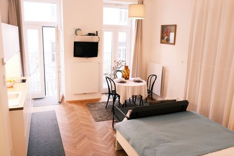 Unser Apartment Naschmarkt happy liegt sehr ruhig im ersten Stock eines Hauses aus dem 19. Jahrhundert. Es ist ein Studio Apartment, mit Doppelbett (Liegefläche 160 x 200 cm). Weiters gibt es im Apartment einen geräumigen Kleiderschrank, welcher in e...