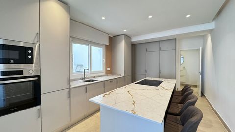 Dit prachtige luxe appartement is gelegen in het bruisende Marbella, Malaga. Met 4 slaapkamers en 3 badkamers biedt deze woning voldoende ruimte voor een groot gezin of voor gasten die op bezoek komen. Het appartement heeft een totale oppervlakte van...