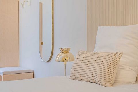 Checkmyguest vous propose ce studio cosy de 17 m² situé dans le quartier Notre-Dame-des-Champs, au cœur du prestigieux 6ème arrondissement de Paris. Doté d'un séjour cosy avec lit Queen Size, d'une kitchenette et d'une salle de douche, il serait idéa...