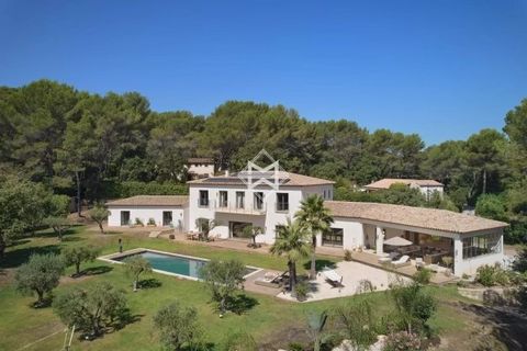 Sole agent: Situated in absolute peace and quiet in a gated estate, this splendid new contemporary bastide is a haven of peace nestling in the heart of a large 4,786 m2 park planted with fruit and olive trees. This elegant, tastefully-decorated 789 m...