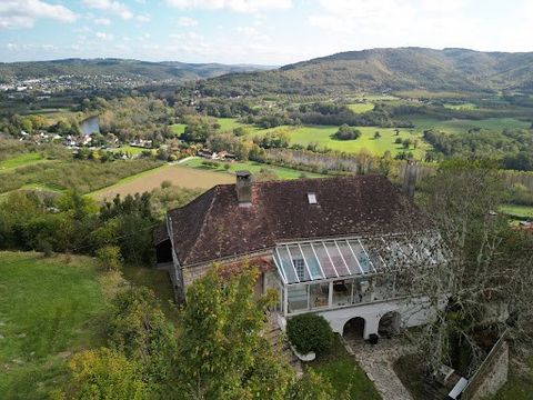 Cette maison de caractère fut autrefois le presbytère d'une paroisse rattachée à l'abbaye de SOUILLAC. Située sur un Pech, dans un ancien hameau composé de quelques habitations riveraines, elle bénéficie d'une vue à couper le souffle sur la rivière D...