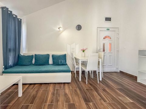 Location: Istarska županija, Novigrad, Mareda. Istrien, Novigrad In der Nähe von Novigrad steht eine Wohnung in Strandnähe zum Verkauf. Die Wohnung hat eine Gesamtfläche von 32m2 und besteht aus 1 Schlafzimmer, einem Badezimmer, einem Wohnzimmer mit ...