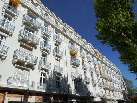 Idéalement situé face aux parcs dans une copropriété de standing, l'agence RESIDENCE vous présente un bel appartement bourgeois T3 en étage élevé de 118,88 m2 Loi Carrez. Grande entrée desservant salon/séjour (29 m2) avec cheminée décorative, balcon ...