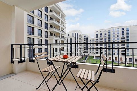 Checkmyguest biedt u dit prachtige appartement van 63 m², perfect voor het comfortabel huisvesten van 4 personen. Dit ruime appartement met 2 slaapkamers ligt in Saint-Ouen sur Seine en biedt gemakkelijke toegang tot de beroemde vlooienmarkt van Pari...