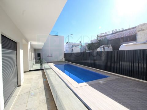 Discover this modern 2-bedroom apartment on the ground floor of a high-end condominium in Cabanas de Tavira, available for €385,000. Completed in September 2024, this property is located just 150 meters from the pier with access to the renowned Caban...