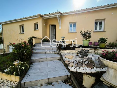 Située dans la charmante ville de Royan (17200), cette maison de 2001 de 116 m² offre un cadre de vie idéal à seulement 8 minutes de la plage de la Grande-Conche et du centre-ville dynamique avec ses divers commerces de proximité. Ses 1034 m² de terr...