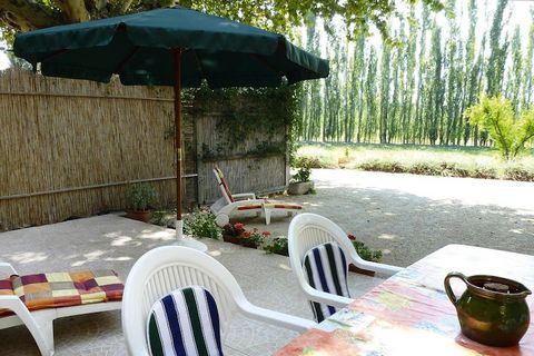 Charmante maison de campagne sur deux étages aux portes de la Camargue, sur un domaine agricole de 4 hectares. À l'abri du vent et à l'ombre des platanes, vous profiterez d'une grande terrasse avec vue sur le jardin et le verger. Au rez-de-chaussée, ...