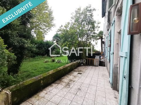 Appartement 3 pièces - 70 m² avec cave et grenier . Hyper Centre de Pau avec terrasse extérieure donnant sur un jardin . Situé au rez-de-chaussée surélevé d'une petite copropriété , cet appartement de 70 m² offre un fort potentiel avec ses deux chamb...