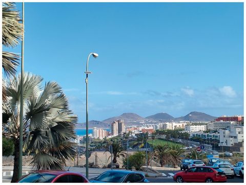 WOHNUNG in Virgen del Pilar, zwischen dem unteren Teil des Viertels La Feria und Las Ramblas Juan Carlos I, zwei Gehminuten vom Universitätskrankenhaus von Gran Canaria Doktor Negrín entfernt. Es verfügt über eine bebaute Fläche von 78 m², die sich a...