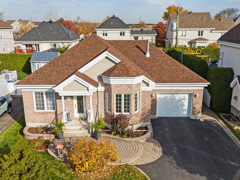 Chaleureuse propriété qui offre un intérieur douillet. Idéal pour une famille, cette propriété vous charmera par sa luminosité, son aménagement, sa convivialité et ses atouts multiples. 2 chambres à l'étage, sous-sol entièrement aménagé et chaleureux...