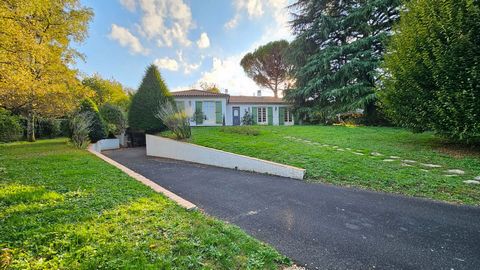 Niort quartier Les Sablières, grande maison familiale de 185 m² hab. se composant au rez-de-chaussée : une entrée avec placard, un grand salon-séjour avec cheminée (40 m²), une cuisine aménagée, couloir, 4 chambres dont 3 avec placard, une salle de b...