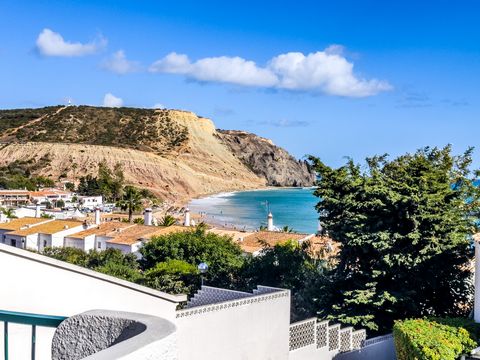 Diese großartige Duplex-Wohnung mit 2 Schlafzimmern in Praia da Luz bietet einen außergewöhnlichen Blick auf das Meer und den Strand. Das Anwesen wird derzeit vollständig in einem zeitgenössischen Stil zu den höchsten Standards renoviert, ist es perf...