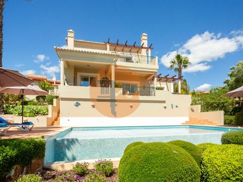 Geräumige Villa mit Drei Schlafzimmern und Traumhaften Blick auf Fairway Nr. 7 des Vale da Pinta Golfplatzes Entdecken Sie diese elegante Villa im exklusiven Vale da Pinta-Resort, die Komfort und unvergleichliche Ausblicke auf den Golfplatz bietet. I...