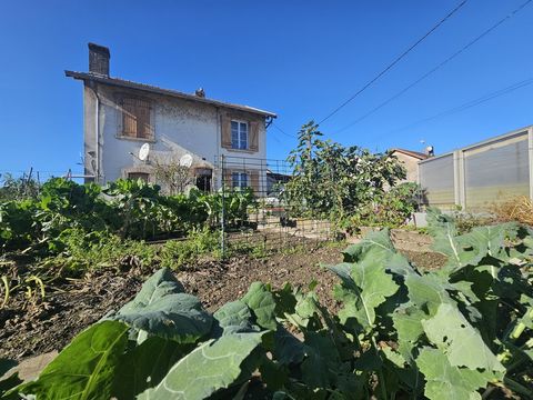 AuJourd'hui chez Immo'J, nous vous présentons cette maison à Neuves-Maisons, à proximité des commodités et non loin des commerces et de la ZAC de Neuves-Maisons. Je peux déJà vous laisser apprécier la dépendance sur la droite de la maison pour le ran...