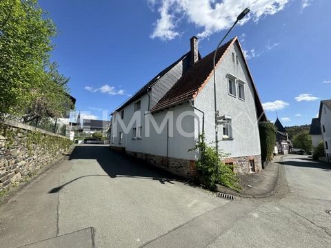 Welkom in uw gezellige huis, genesteld op een idyllische locatie. Dit charmante pand combineert traditionele stijl met modern comfort en nodigt u uit om te verpozen. De woning presenteert zich met een sfeervolle gevel en een uitnodigende entree. De v...