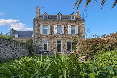 This property, ideally located in the center of Tréguier, was built in 1907 and offers brightness and calm. Its walled, unoverlooked garden enjoys sunshine all day long. Description : Ground floor: entrance hall, double living room, office room, fitt...