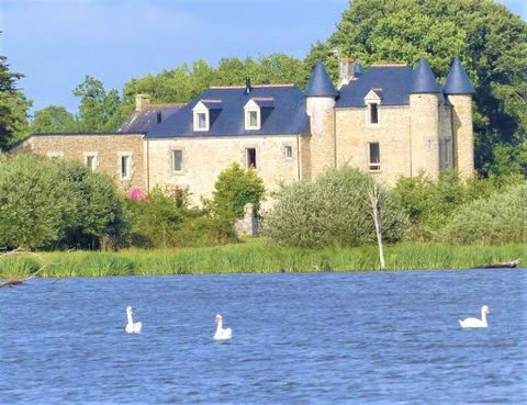 Unique, in the heart of the Gulf of Morbihan, Brittany. This large estate enjoys a perfect geographical location. The 76 ha land immerses you in an exceptional environment with a panoramic view of the shoreline, part of which belongs to the estate. I...