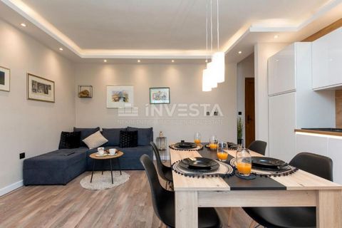 Pula, vente d'un appartement rénové près du centre de Pula, au rez-de-chaussée surélevé, 41 m² À vendre, un appartement entièrement rénové et équipé, situé au rez-de-chaussée surélevé d'un petit immeuble, avec une surface nette totale de 41 m². L'app...