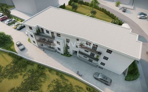 Verkoop van appartementen in Štinjan Er worden appartementen te koop aangeboden in een nieuwbouw met 17 appartementen, gelegen in Štinjan. Het gebouw bestaat uit een begane grond, eerste en tweede verdieping. De appartementen worden uitgerust met hoo...