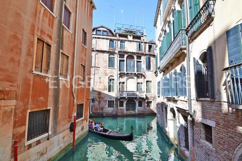 Ort: Castello, Venedig San Marco ist das Herz der Stadt Venedig, dem berühmtesten und prestigeträchtigsten Viertel. Das Anwesen befindet sich mitten in der Altstadt in einer bevorzugten Lage, nur etwa 500 Meter von Piazza San Marco entfernt. Das Gran...