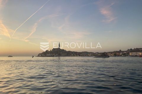 Istria, Rovinj, long-term rental of a two-bedroom apartment with a closed area of 94m2, featuring two bedrooms and two bathrooms. The apartment is located on the ground floor of the building and consists of an entrance hallway that leads to one bathr...