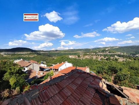 REDUZIERTER PREIS!! Zweistöckiges Einfamilienhaus mit einem einzigartigen Panorama auf die Hügel Tsarevets und Trapezitsa, in der Altstadt von Veliko Tarnovo in der Nähe der Samovodska Charshia. Der erste Stock hat eine Fläche von 60 m² und besteht a...