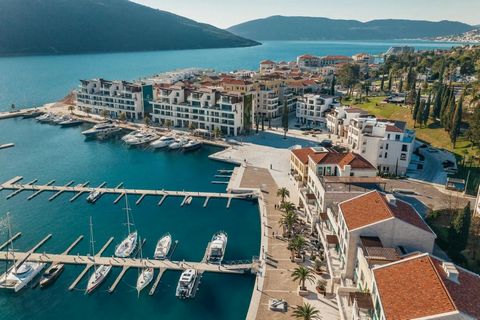 Luxueus ingericht appartement met twee slaapkamers van 120 m2 op de eerste lijn naar de zee en jachthaven in Portonovi, Herceg Novi.Het appartement bestaat uit een open woonkamer met keuken en eethoek, twee slaapkamers met eigen badkamer en een terra...