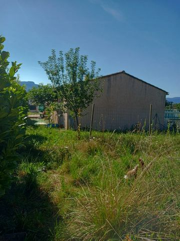 Le Poet vous propose une belle petite maison de plein pied sur un terrain de 1000m2. Cette habitation de 2009 comprenant 75m2 habitable avec 3 chambres à de grande chance de vous séduire ... Garage, poêle à bois, volets électriques, moustiquaires, pe...