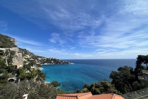 Eze, onder de 'Basse Corniche', met Cap Mala en de Middellandse Zee als permanent schouwspel, dit te renoveren kleine huis biedt een prachtig uitzicht en een goed potentieel. Op 2 niveaus bestaat het uit een onafhankelijke studio van 26,14m² en een g...