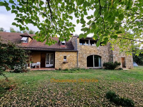 24200 Sarlat la Caneda : Périgourdine sur 9340m² de terrain. En Périgord Noir, à Sarlat, au coeur d'un territoire riche d'histoire, de tourismes, et de gastronomie, de châteaux, à moins de 3 minutes de toutes commodités et commerces, sur les hauteurs...